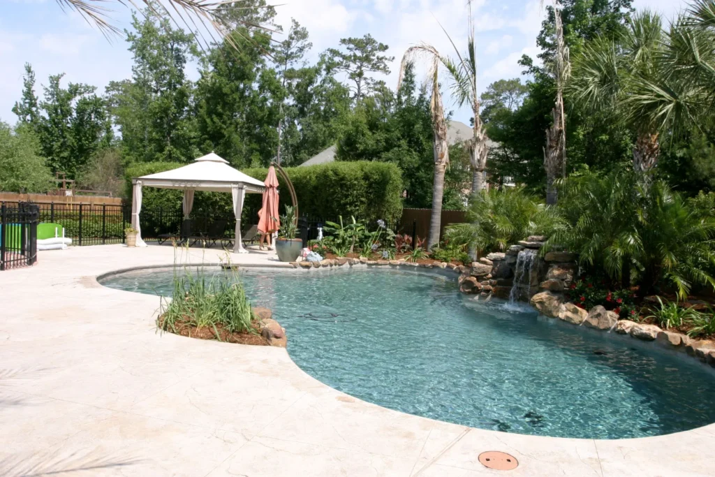 Before renovation picture of a pool in Mandeville.